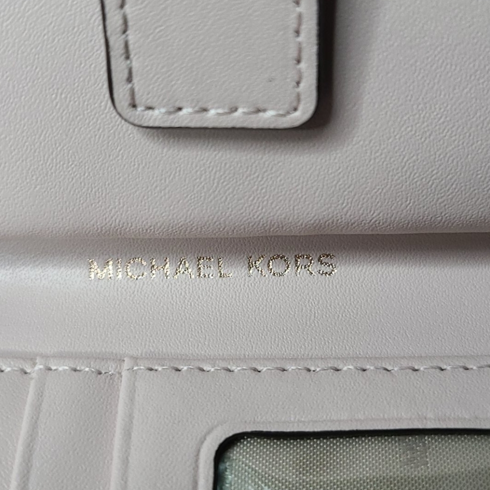 *****SOLD******Gorgeous Michael Kors wristlet wallet - Picture 12 of 17